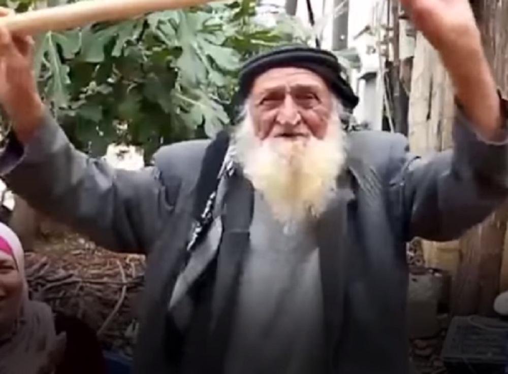 VIDEO &#8211; Ima 125 godina, a sin mu ima 8: Ovo je tajna njegove dugovječnosti