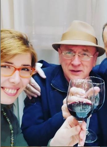 IMAO JE JAHTU, AVION, PARTIJAO SA ŠONOM KONERIJEM, MIKOM DŽEGEROM i ŠERON STOUN! Muzičar (68) već 3 decenije voli 37 mlađu Jelu