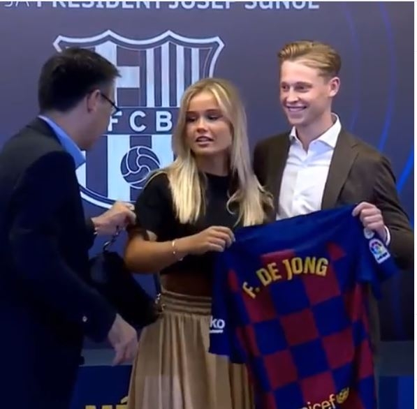 VIDEO: Predsjednik Barcelone skinuo DIOR torbu De Jongovoj djevojci