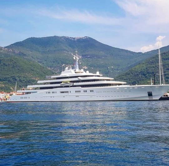 Roman Abramovič uživa u Boki Kotorskoj na luksuznoj jahti od 340 miliona eura