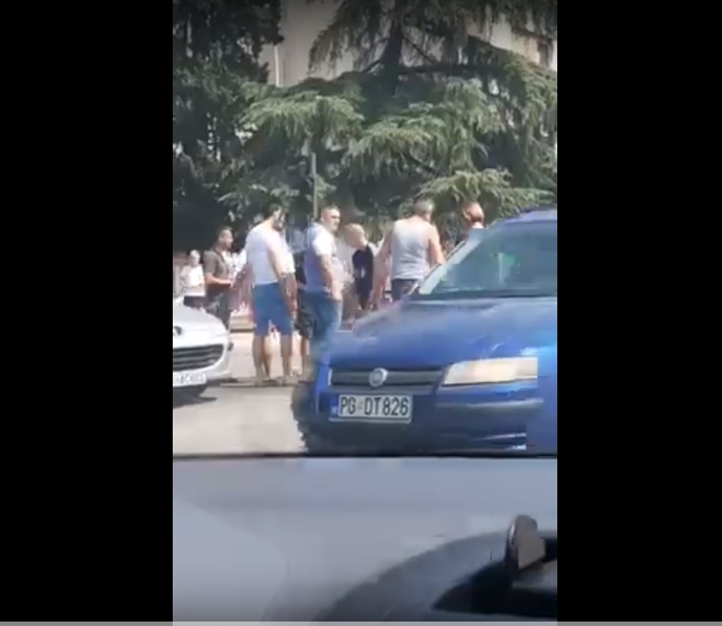 VIDEO &#8211; Incident na Zabjelu: Mladić izvukao vozača iz automobila pa ga pretukao