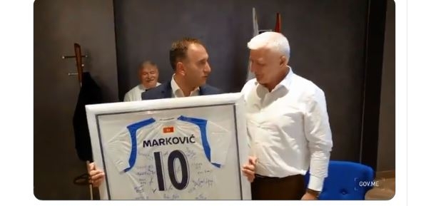 (VIDEO) Igrači FK Sutjeska poklonili premijeru dres sa svojim potpisima