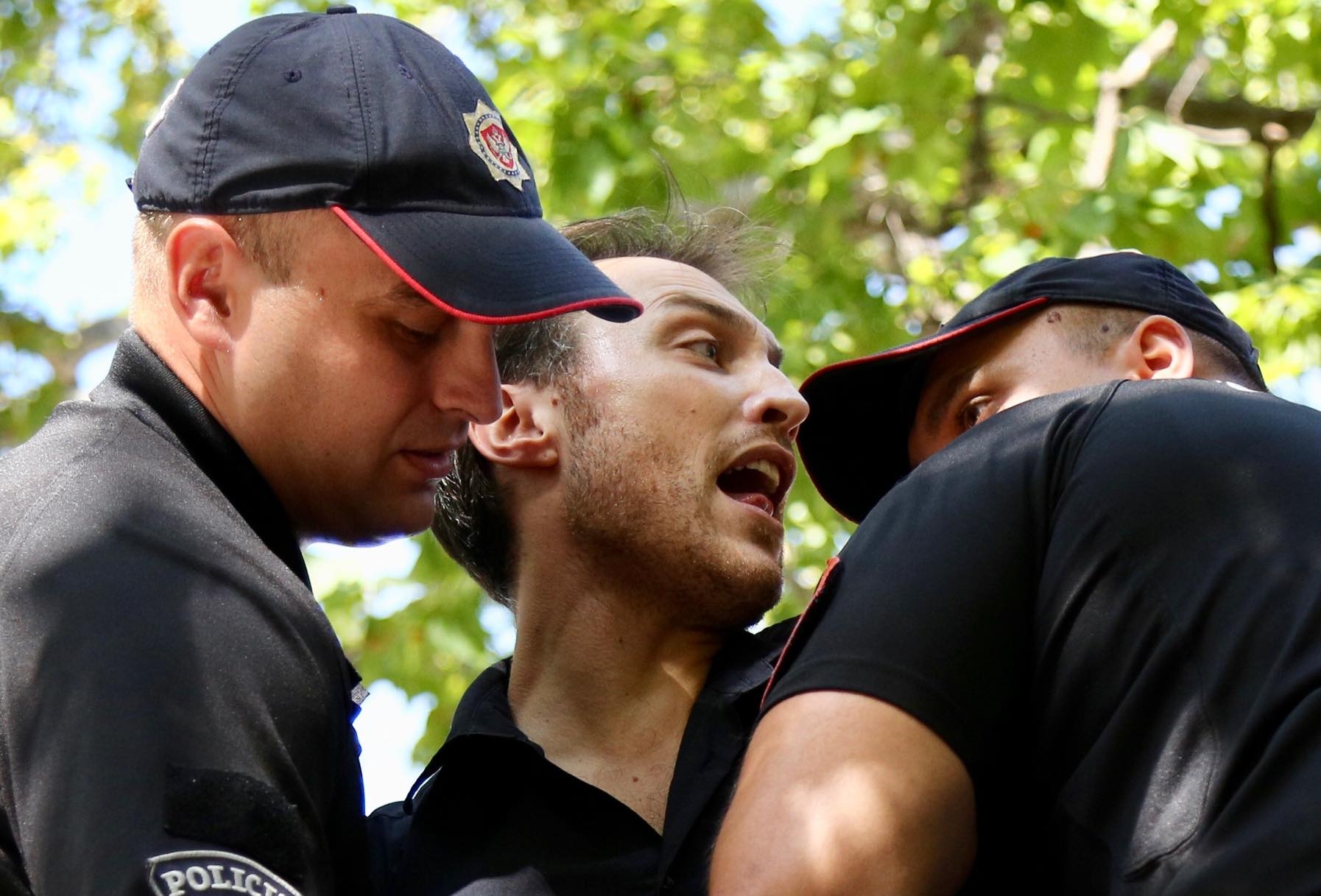 VIDEO: Hapšenje Milačića i Dajkovića, radio i biber sprej