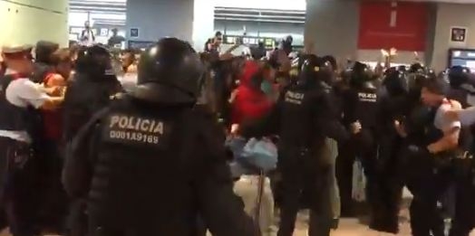 (VIDEO) Blokiran aerodrom u Barseloni, sukob policije i demonstranata