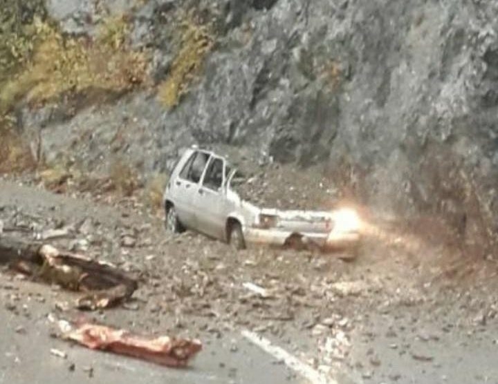 Put Mojkovac-Đurđevića Tara zatvoren već desetak dana: Kameni rulet na cesti na Sokolovini