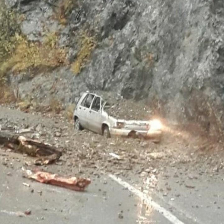 Đurđevića Tara: Odron zatrpao automobil