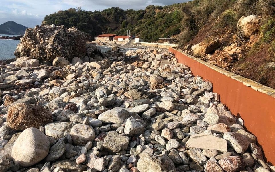 Veliko nevrijeme uništilo budvanasku plažu Galija (FOTO)