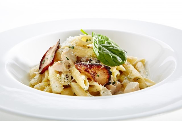 Recept dana: Ukusne makarone sa šunkom i pečurkama u bešamel sosu