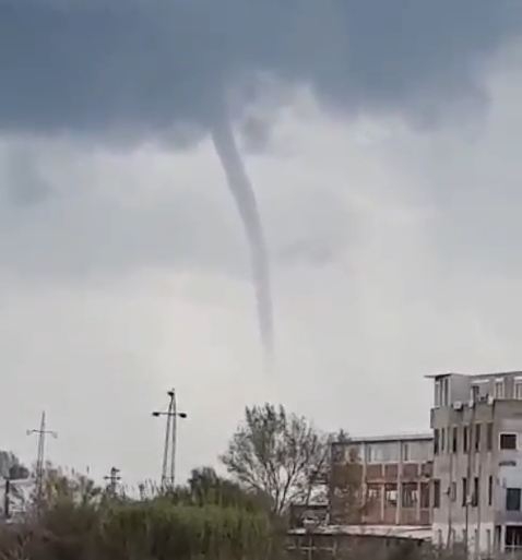 VIDEO: Pijavica od nekoliko desetina matara nad Ulcinjem