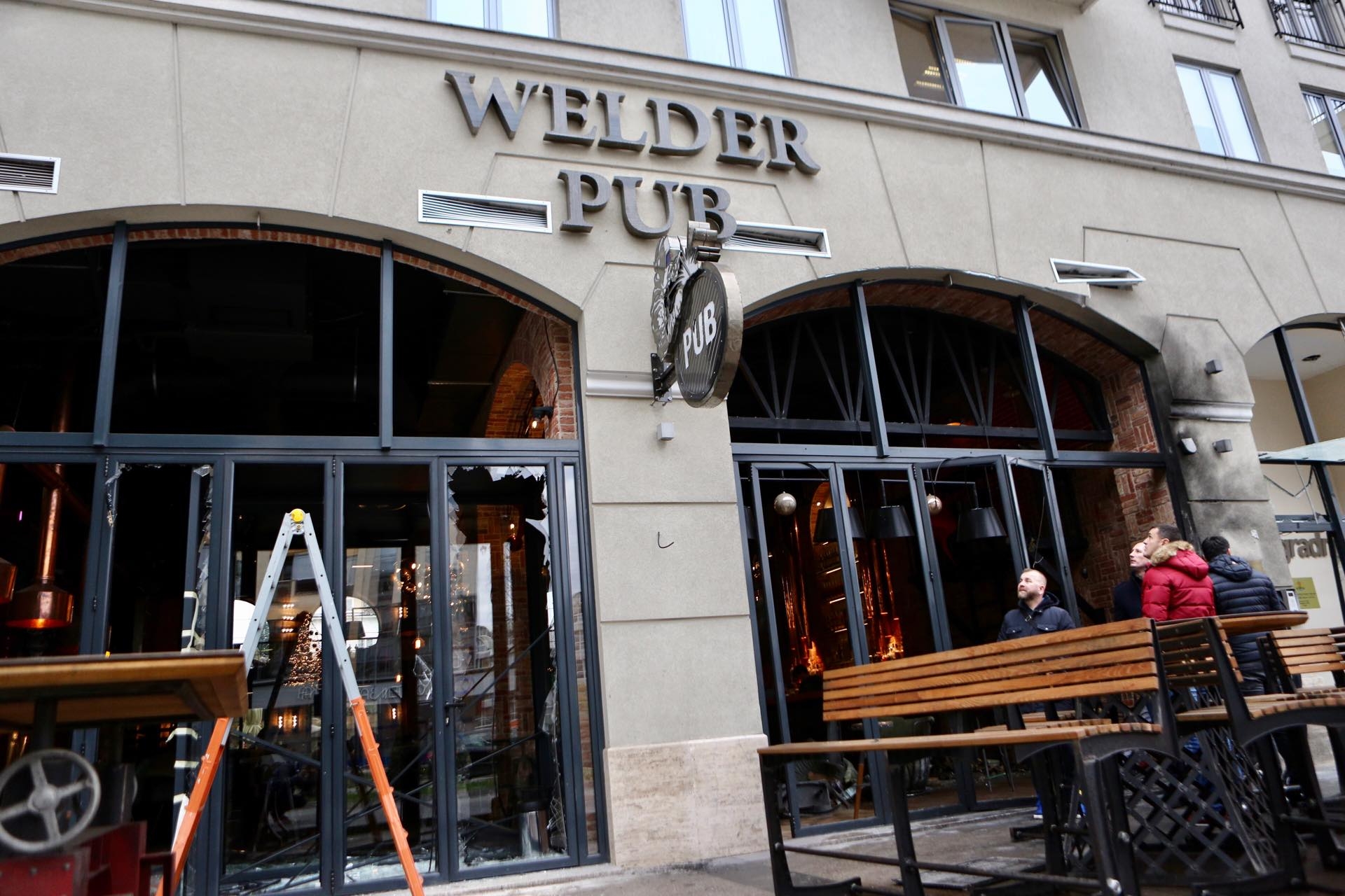 FOTO: Na Welder pub bačena eksplozivna naprava, oštećeno više poslovnih prostora