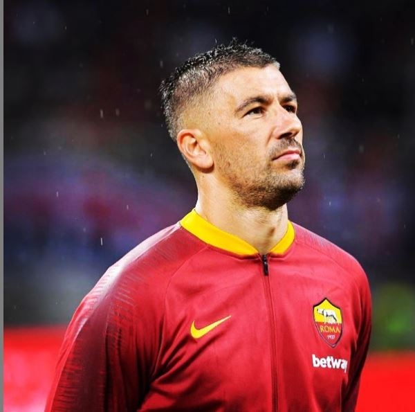 Kraj turbulentne ljubavi posle 12 godina?! Razvodi se Aleksandar Kolarov, a evo uz kakvu ljepoticu UTAPA TUGU