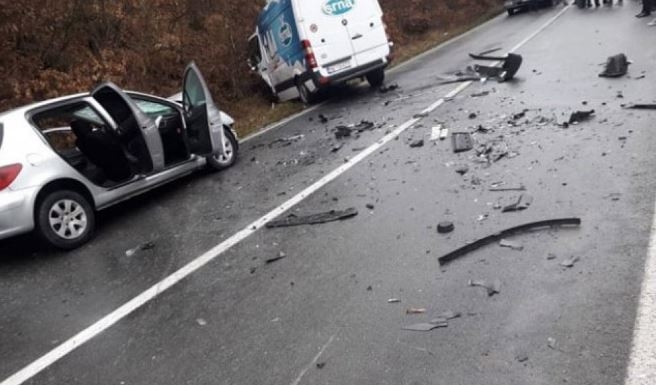Sudar automobila i kombija, ima povrijeđenih