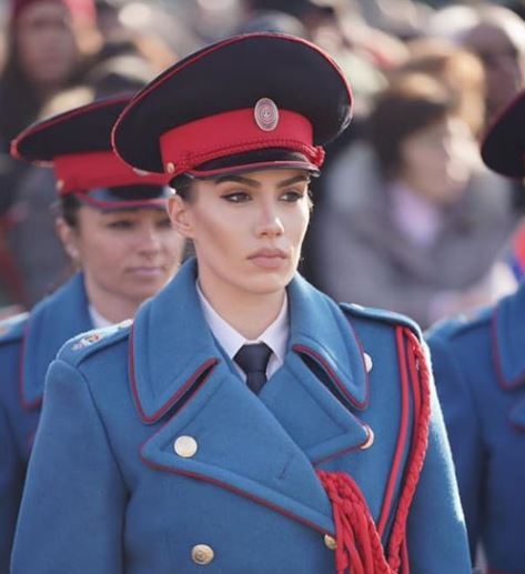 (FOTO) Svi su gledali u prelijepu brinetu: Najljepša policajka na Balkanu