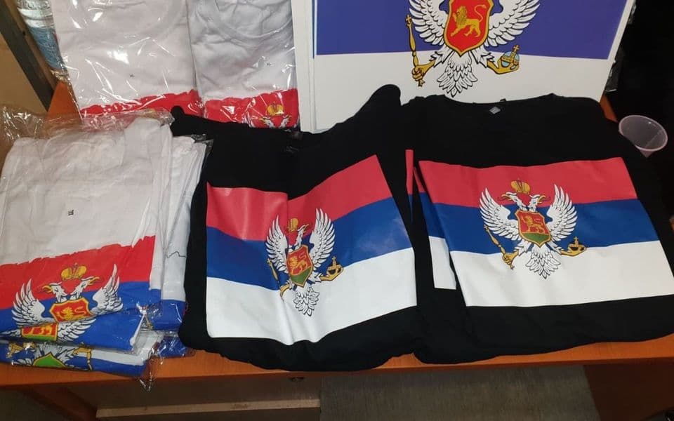 Zaplijenene majice sa trobojkama i bedževi Demokrata