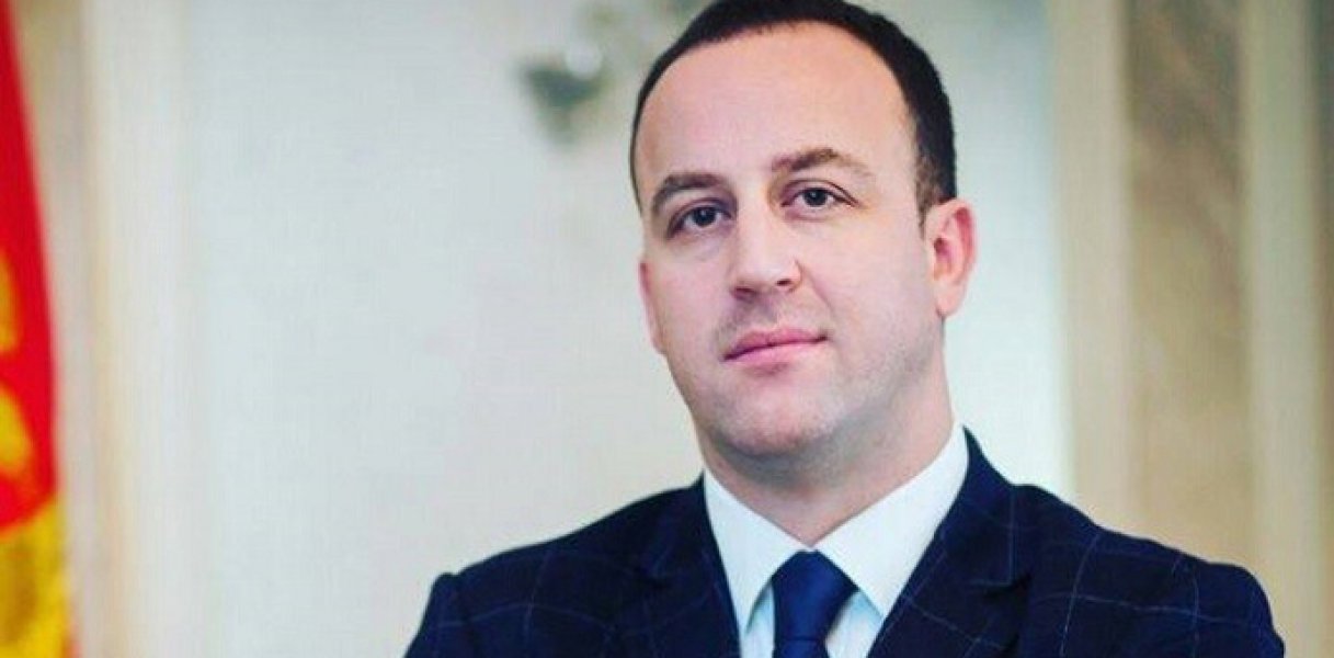 Nikolić: Litije poprimaju karakter puzajućeg udara na državu