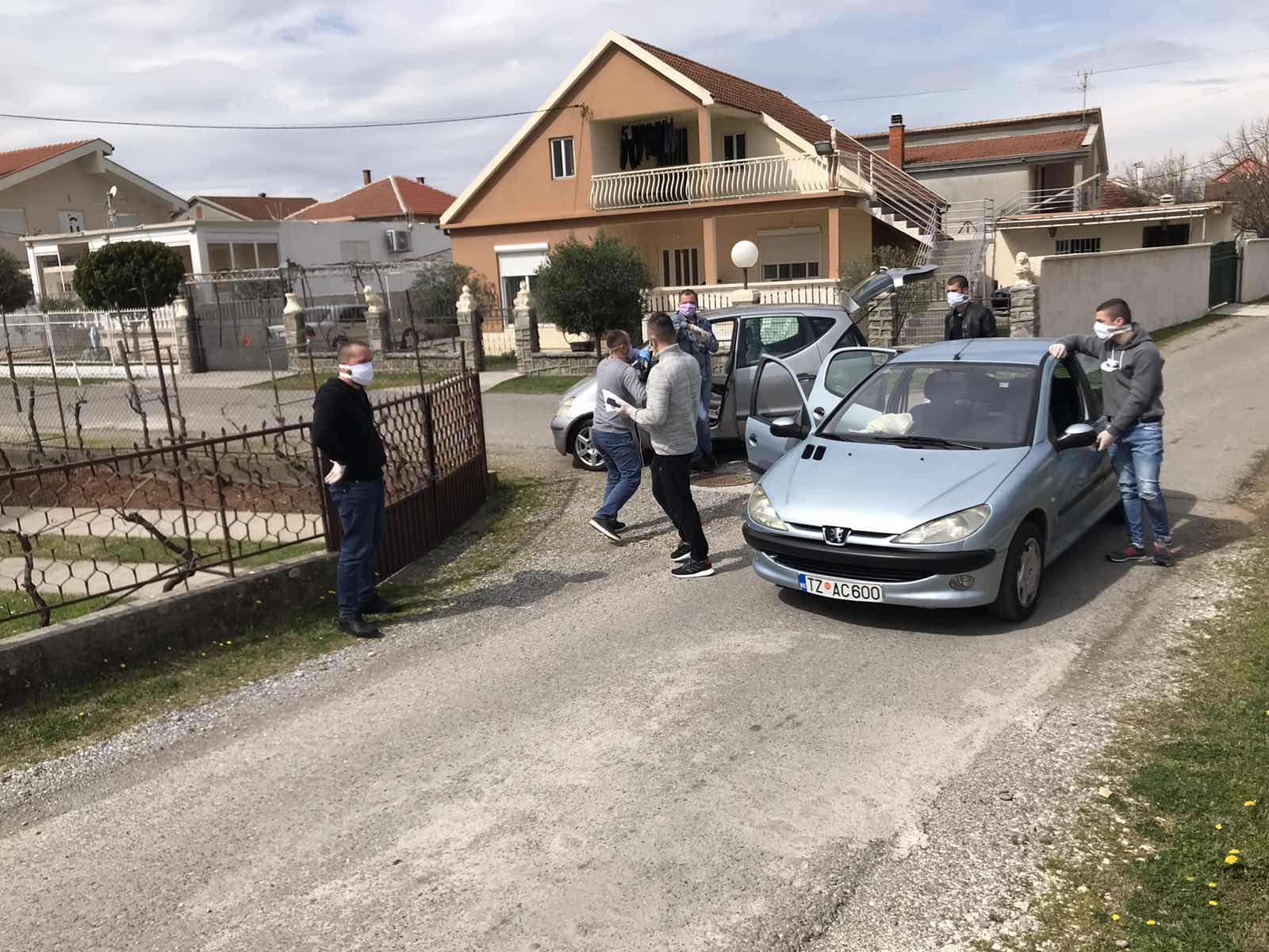 Počela podjela paketa u Tuzima: Građanima stigle osnovne namirnice, volonteri sa posebnim propusnicama