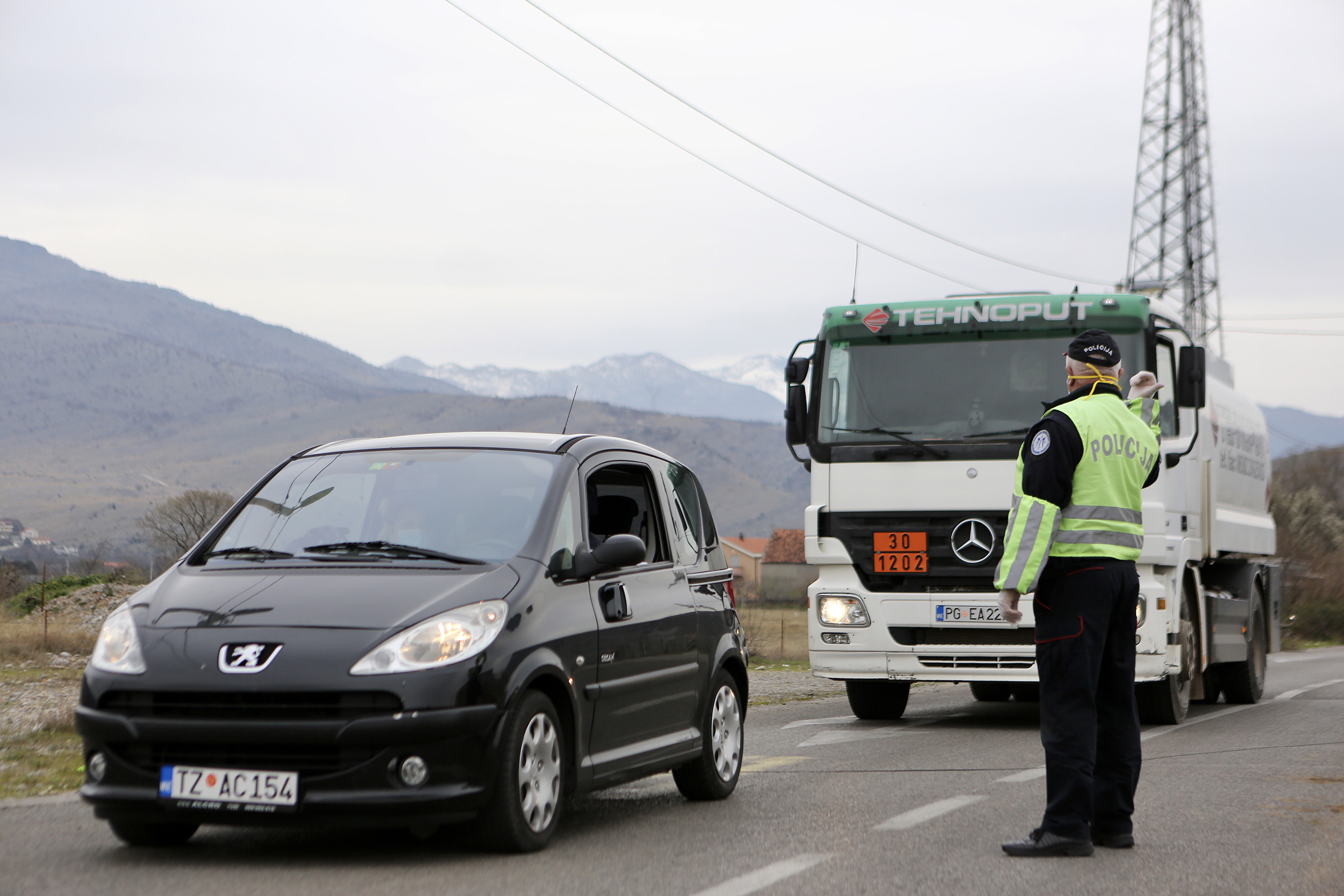 Tuzi: Šleperi povrća izašli uz pratnju policije