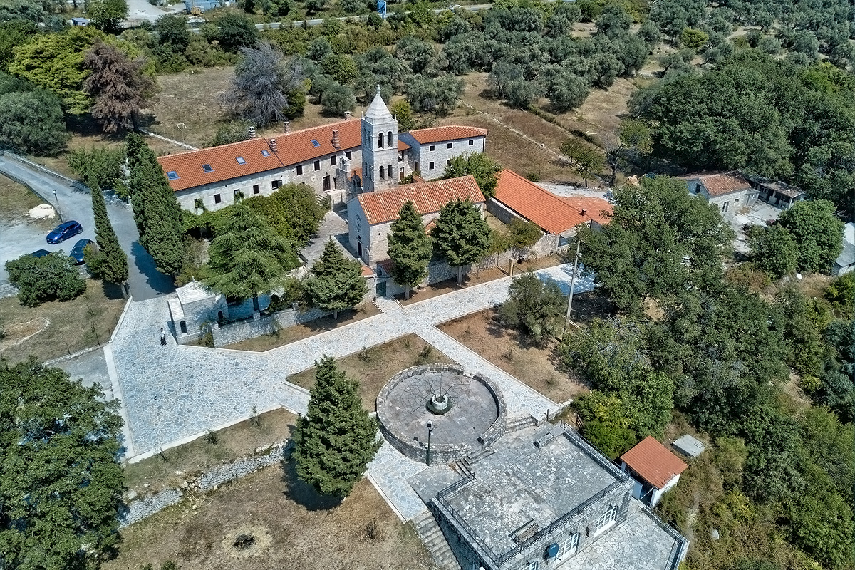 Iguman manastira Reževići: Vjernike niko nije zvao, ali ih iz crkve nećemo ćerati