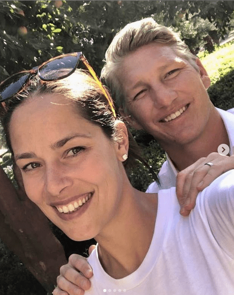 Ana sa Bastijanom dolazi na krštenje svog bratanca