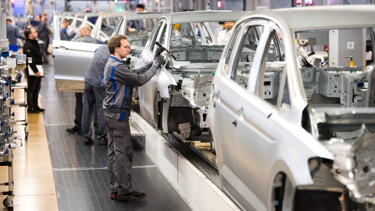 Auto-industrija polako otvara fabrike