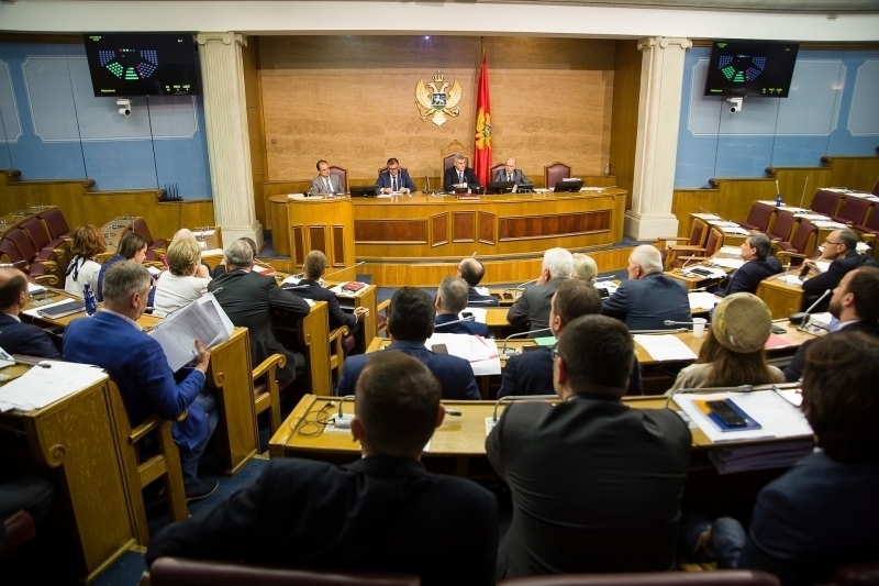 Bojkotašima za  plate 9.852 eura, 54 poslanika se odrekla polovine zarade