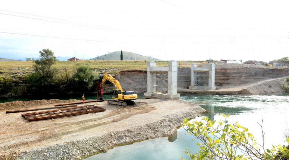 Jugozapadna obilaznica: Izgradnja centralnog stuba na mostu preko Morače