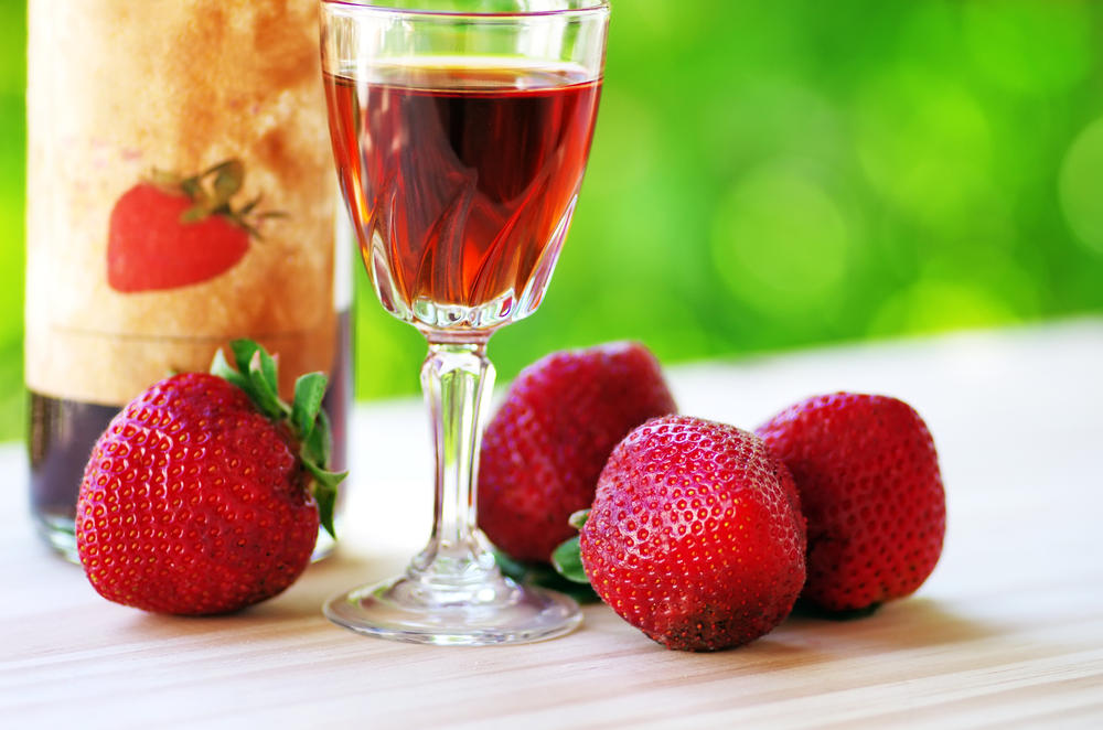Domaći liker od jagoda pravi se lako i NEOPISIVO je ukusan (RECEPT)