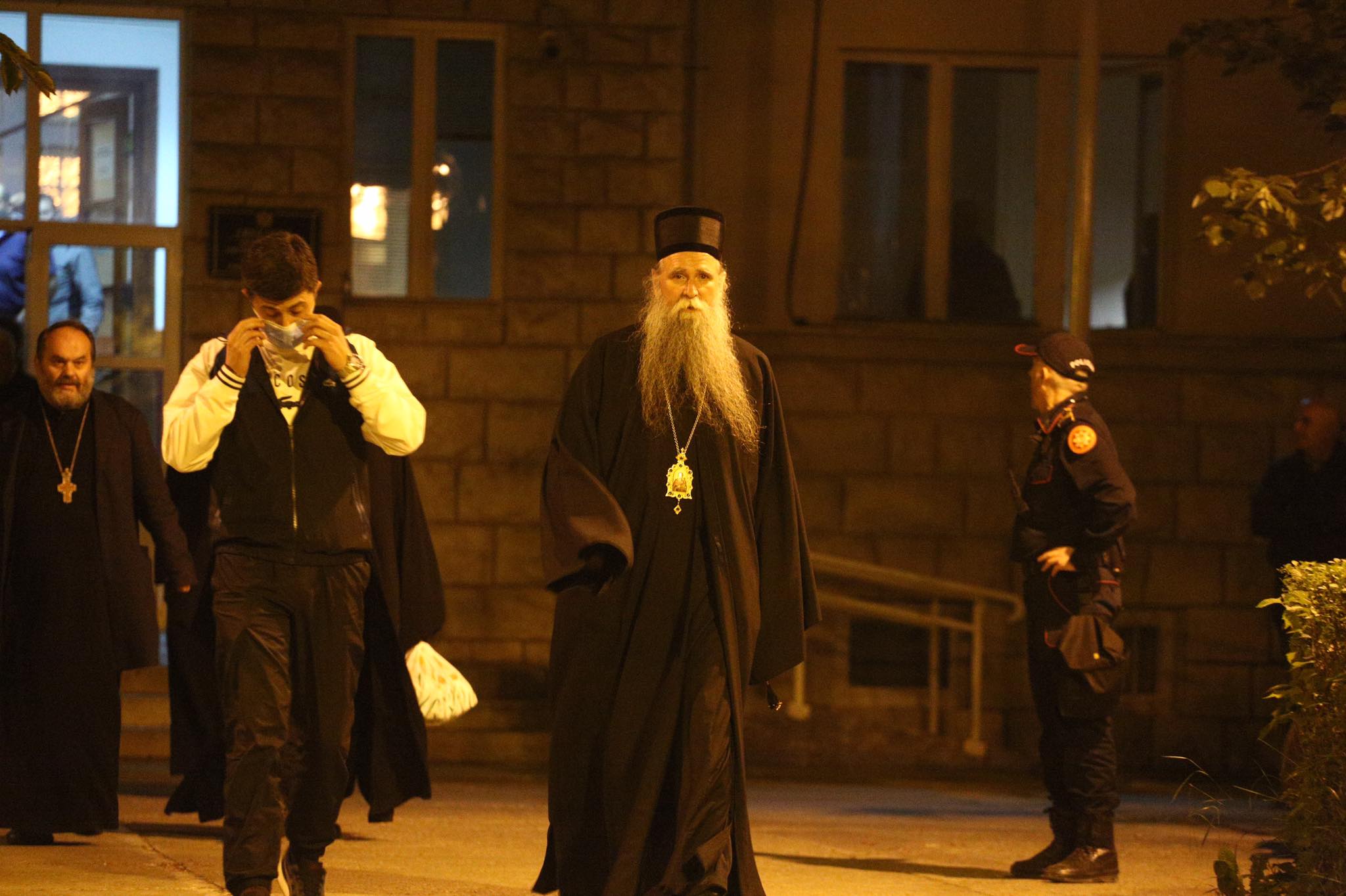 Joanikije i sveštenici pušteni na slobodu (foto i video)