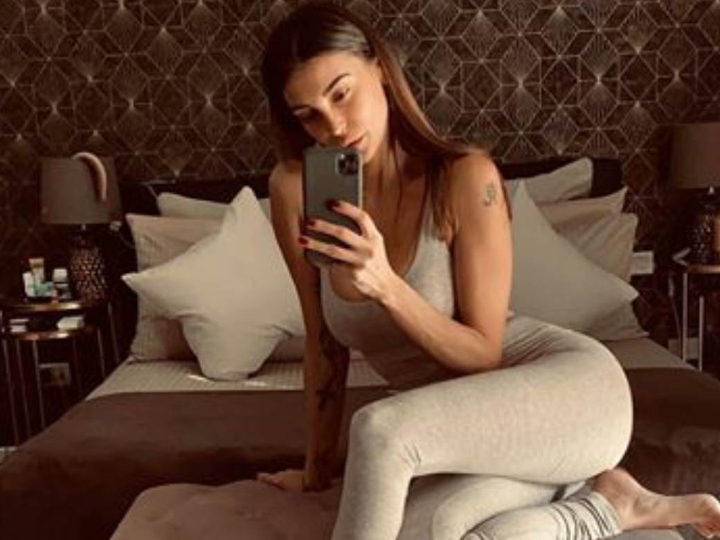 (FOTO) Prezgodna Italijanka dugim nogama očarala Instagram