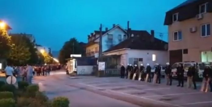 Vjernici SPC i večeras se okupili u Beranama | Standard