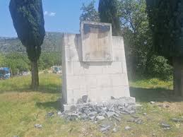 Policija otkrila ko je uništio spomenik: Luka Vojvodić čekićem po simbolima borbe za slobodu