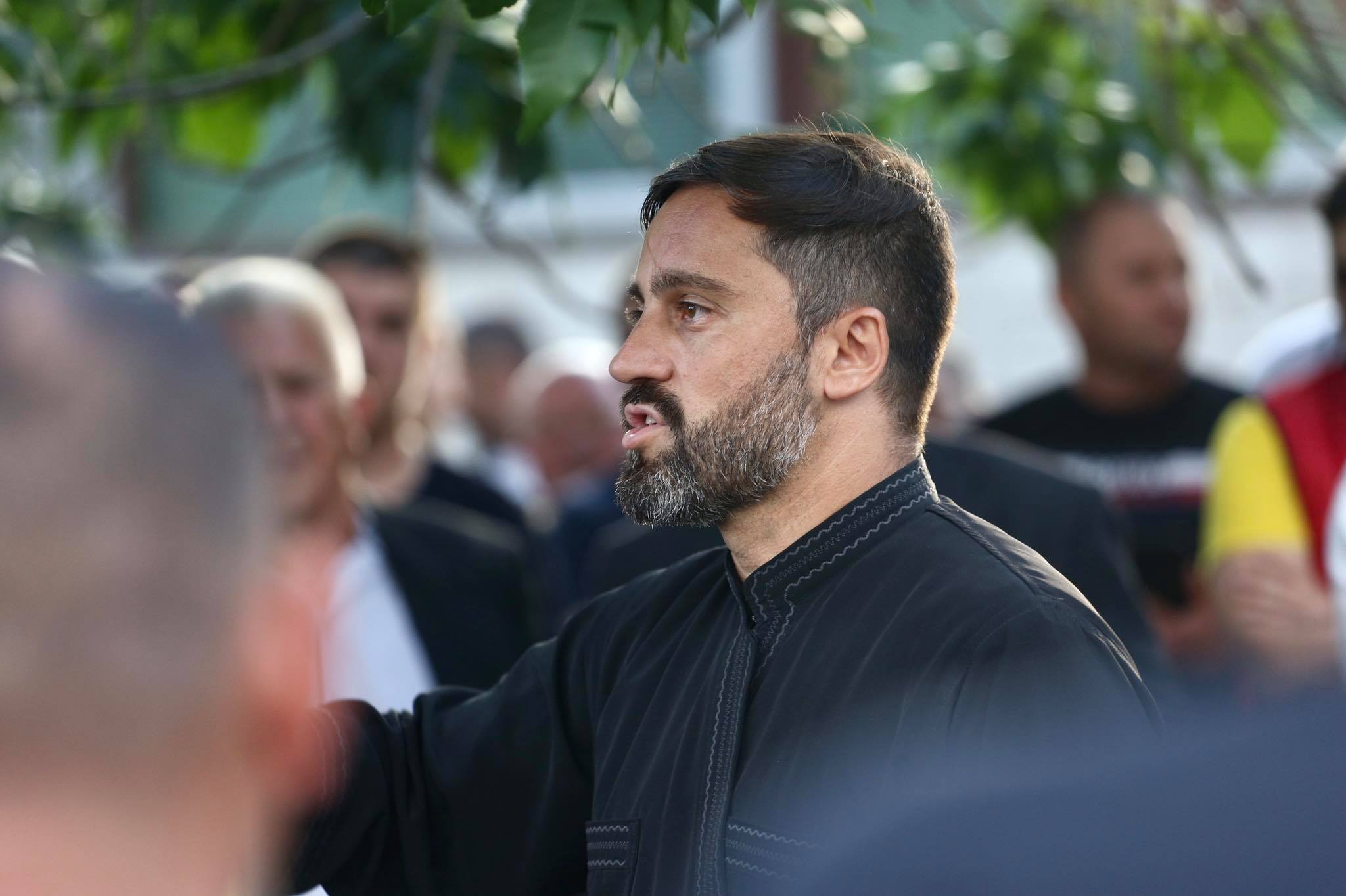 Bivši vojnik, učesnik rata i sada pop Backović predvodio proteste, prenosio poruke Carevića i Radovića