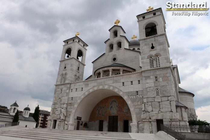 Priveden starješina Sabornog hrama u Podgorici: Policija zabranila okupljanje, MCP odustala od litije ali održala skup sa 450 ljudi