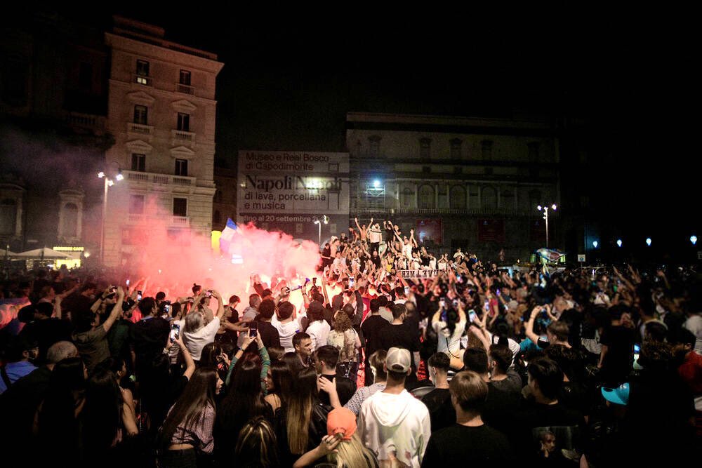 (VIDEO) Napolitanci zaboravili koronu, 100.000 ljudi slavilo osvajanje Kupa