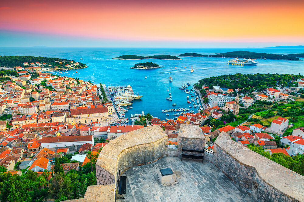 Na Hvaru u tri hotela ukupno 66 gostiju: Najlošiji rezultati u istoriji hrvatskog turizma!