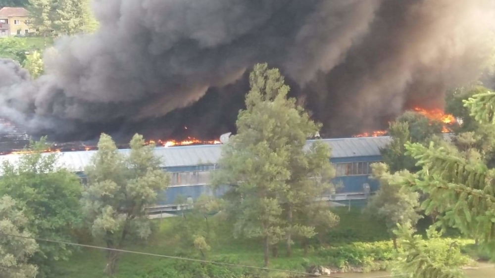 Priboj: Požar prijeti da se proširi na fabriku raketa