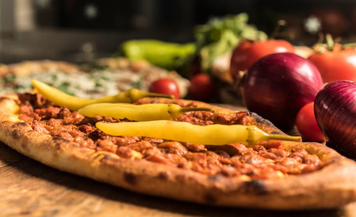 Pastrmajlija: Sočna makedonska pica s komadićima mesa