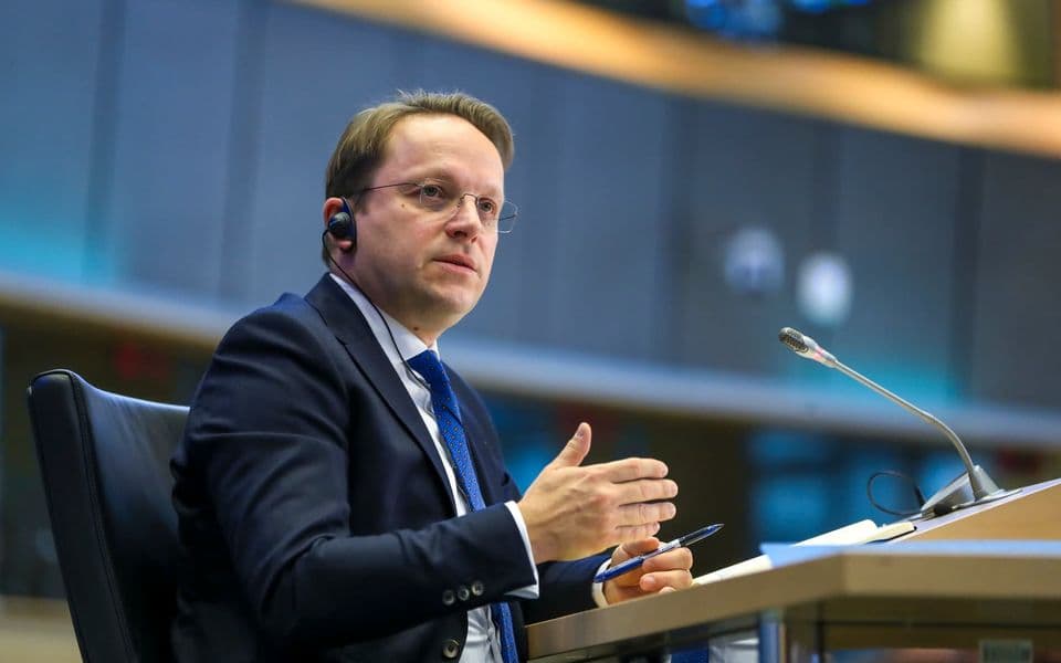 Evropska komisija vidi tenzije, Varhelji vidi političku stabilnost