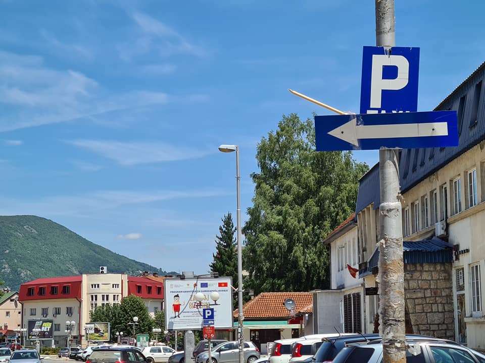 Opština Berane: Vandali polomili jarbole i ukrali zastave Crne Gore