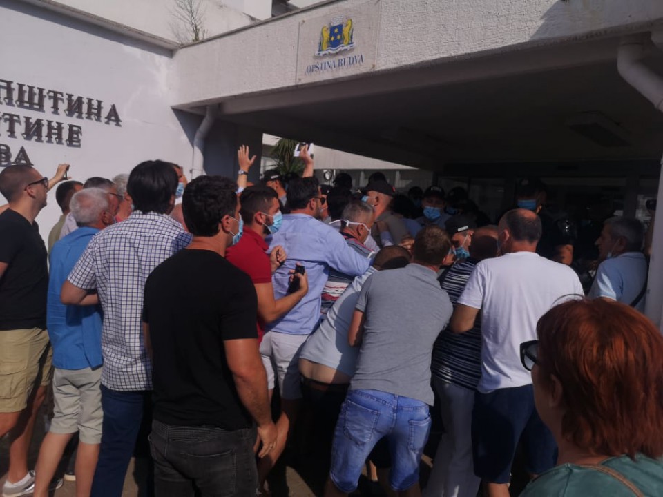 Carević i Radović nijesu mogli u zgradu opštine, došlo do manjeg incidenta