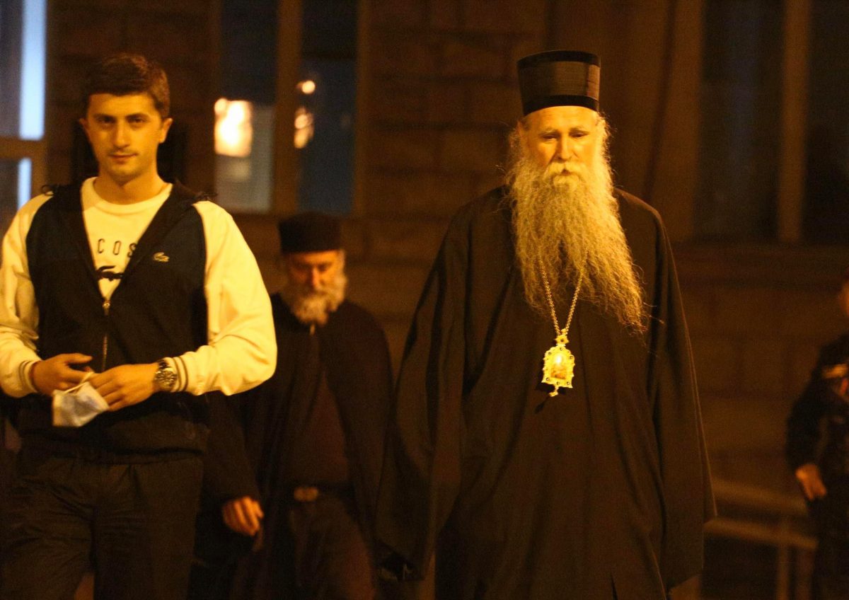 Joanikije u pratnji Amfilohija došao na suđenje