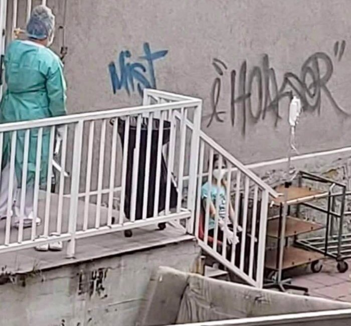 Potresna scena iz Novog Pazara: Dijete prima infuziju ispred bolnice