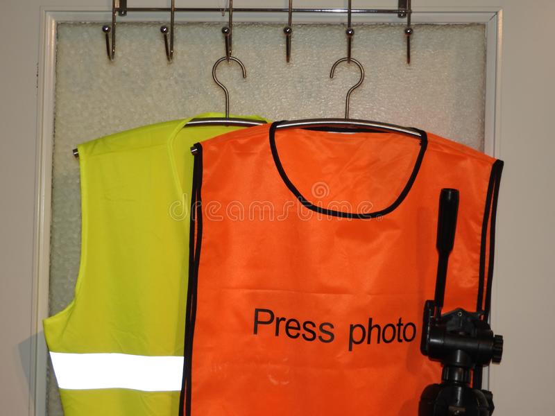 Novinari, fotoreporteri i snimatelji nosiće fluorescentne prsluke za oznakom Press