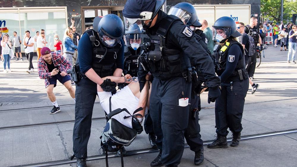 U razbijanju demonstraija u Berlinu povrijeđeno 18 policajaca!