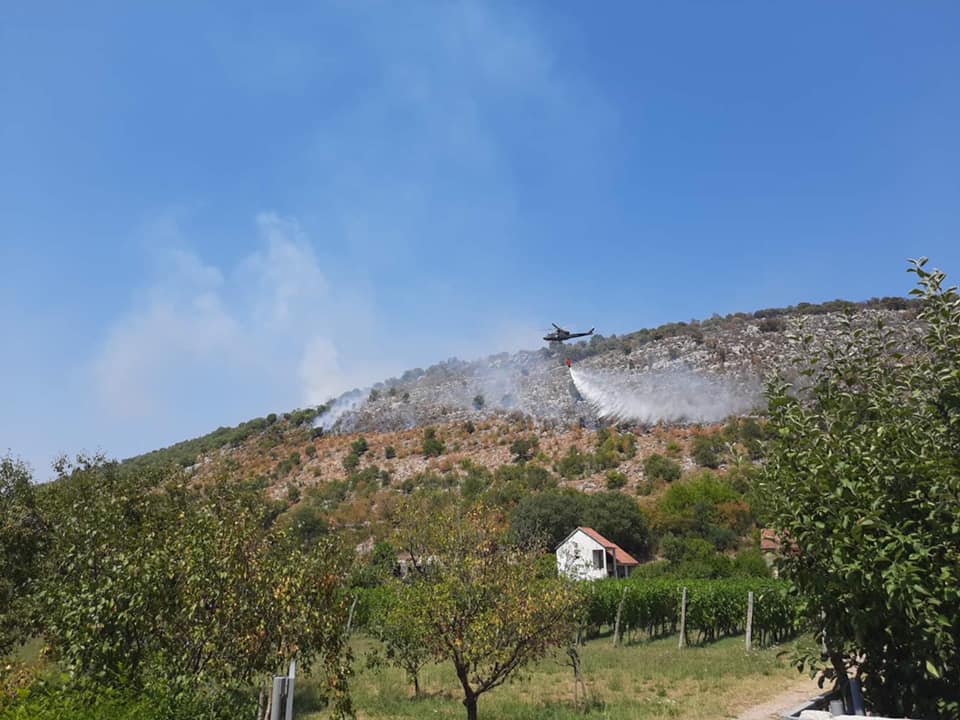 Požar u Lužnicama: Ugroženi objekti, angažovan helikopter VCG