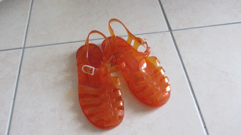 SJEĆATE LI SE OVIH SANDALA? Jugoplastikine sandale koje je &#8220;ukrao&#8221; GUCCI