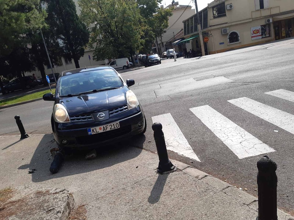 (FOTO) Nesvakidašnja nezgoda: Pijan vozio i udarao u parkirane automobile u centru Podgorice