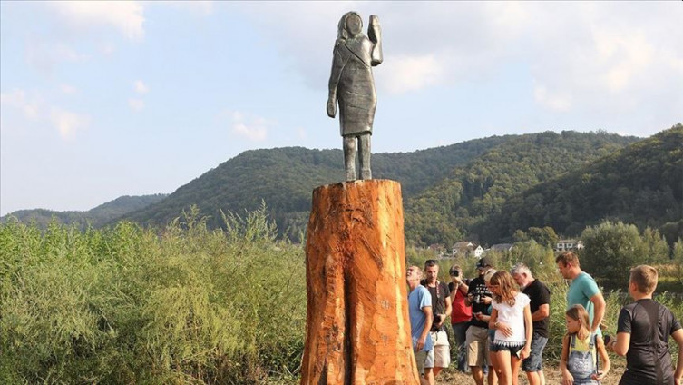 U Sloveniji postavljena druga statua Melanije Tramp, prethodna je zapaljena