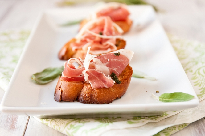 Brusketi sa parmezanom i pršutom