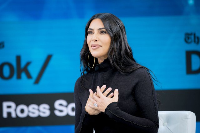Haljina, ali da viri donji veš: Kim vraća trend koji svako želi da zaboravi FOTO